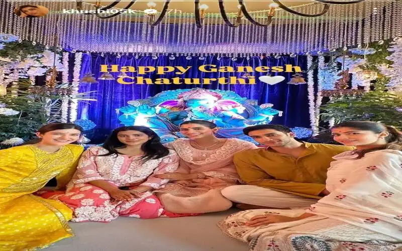 Khushi Kapoor Celebrates Ganesh Chaturthi with Rumoured Boyfriend; 'Jigra' Actor Twins with Shanaya Kapoor 74 Ganesh Chaturthi Celebration