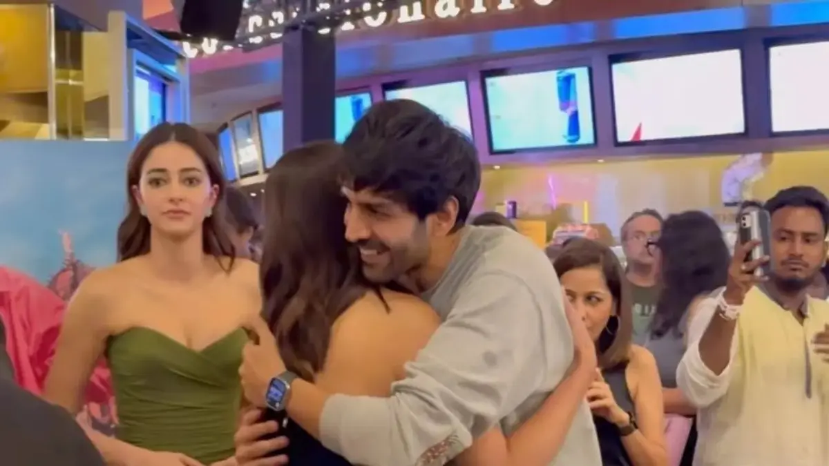 Kartik Aaryan Hugs Sara Ali Khan at "Call Me Bae" Premiere, Fans Say: "Just Get Married Now! 71 Sara Ali Khan and Kartik Aaryan At Call Me Bae Premiere