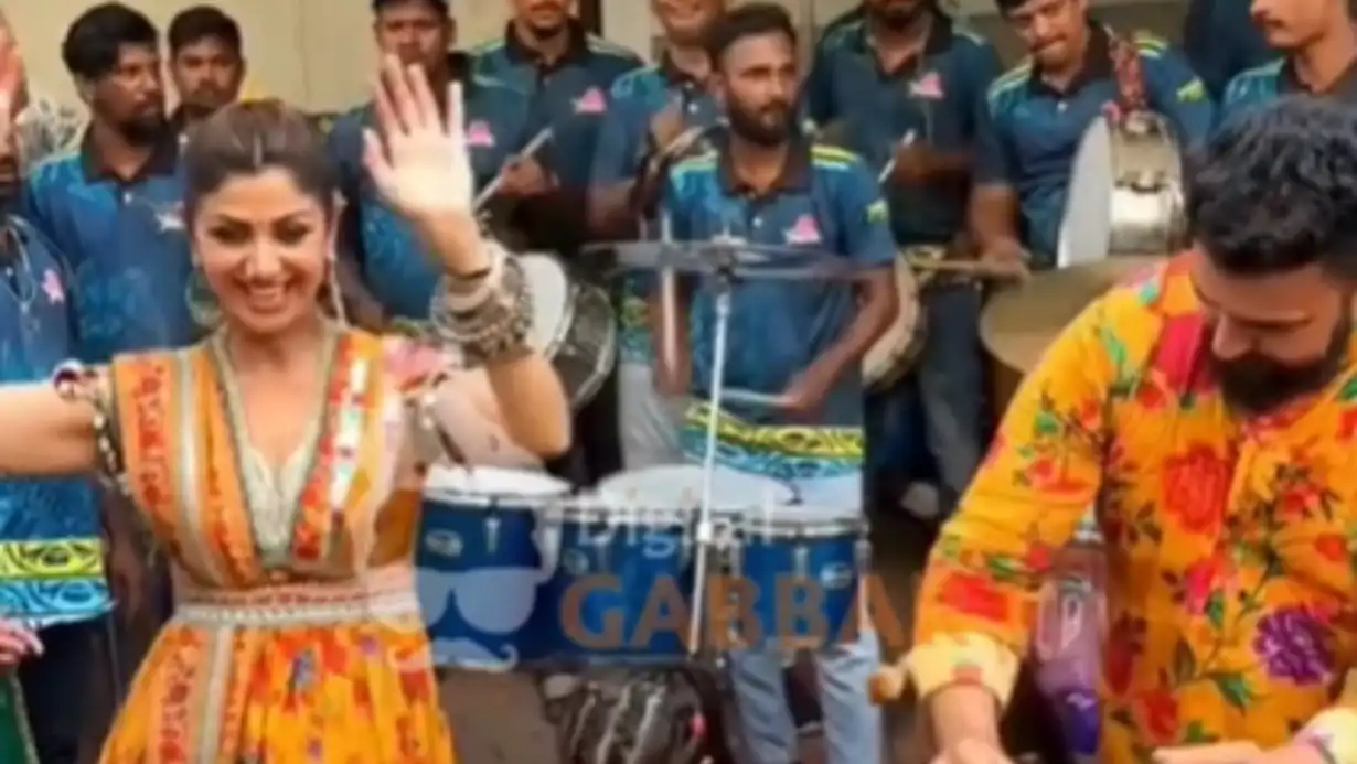 Shilpa Shetty and Raj Kundra Celebrate Bappa's Visarjan with Joyous Dance, Viral Video Takes Internet by Storm 89 Shilpa Shetty And Raj Kundra Celebrate Bappa's Visarjan With Joyous Dance, Viral Video Takes Internet By Storm