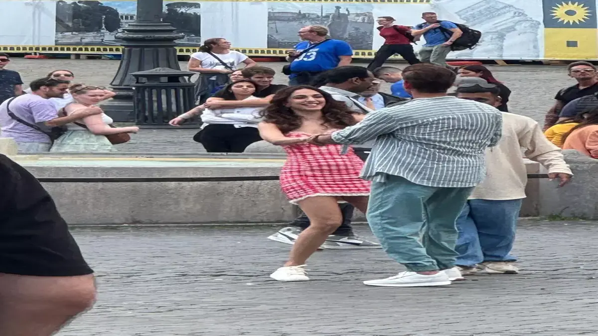 Hrithik Roshan Sizzles in Italy with Co-Star Kiara Advani as War 2 Goes on Floors 71 War 2 Shooting