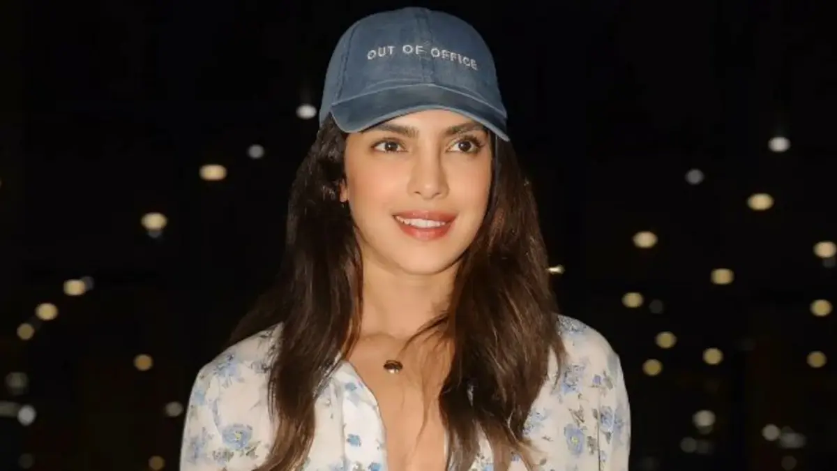 Priyanka Chopra Dubbed "Global Icon" by Paparazzi as She Lands in Mumbai 89 Priyanka Chopra (1)