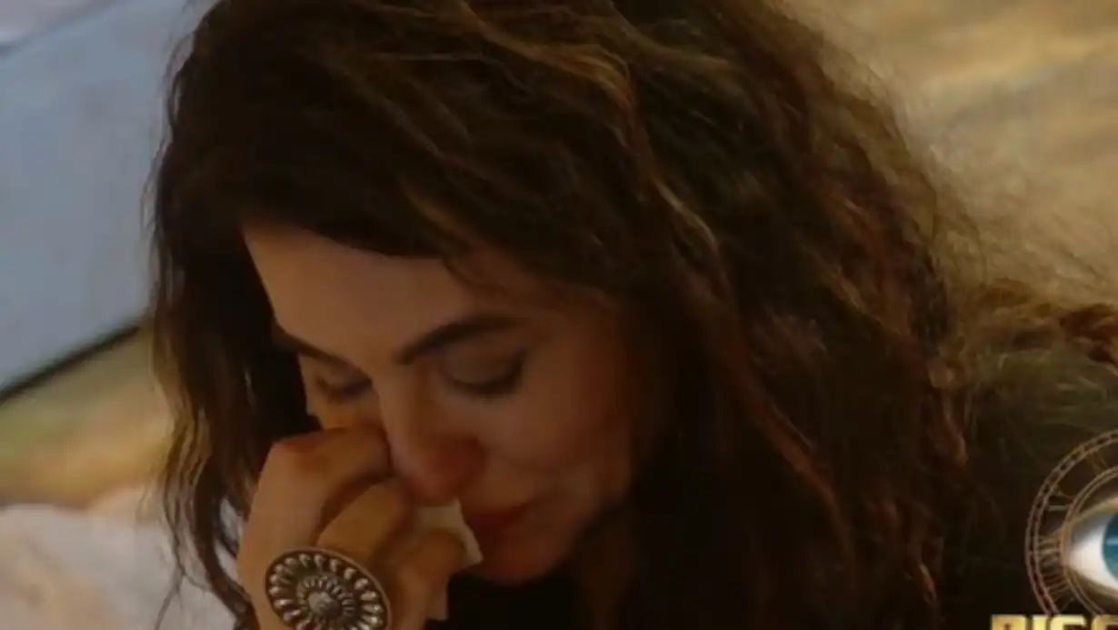 Sara Arfeen Khan Loses Control in Bigg Boss 18: Begs for Forgiveness in Dramatic Breakdown 87 Sara Arfeen Khan Loses Control In Bigg Boss 18