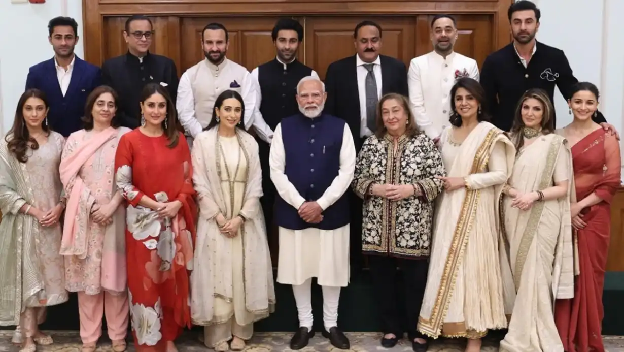 PM Modi Meets Kapoor Family: Kareena Kapoor Khan Requests Autograph for This Reason, Viral Photos 89 Pm Modi Meets Kapoor Family
