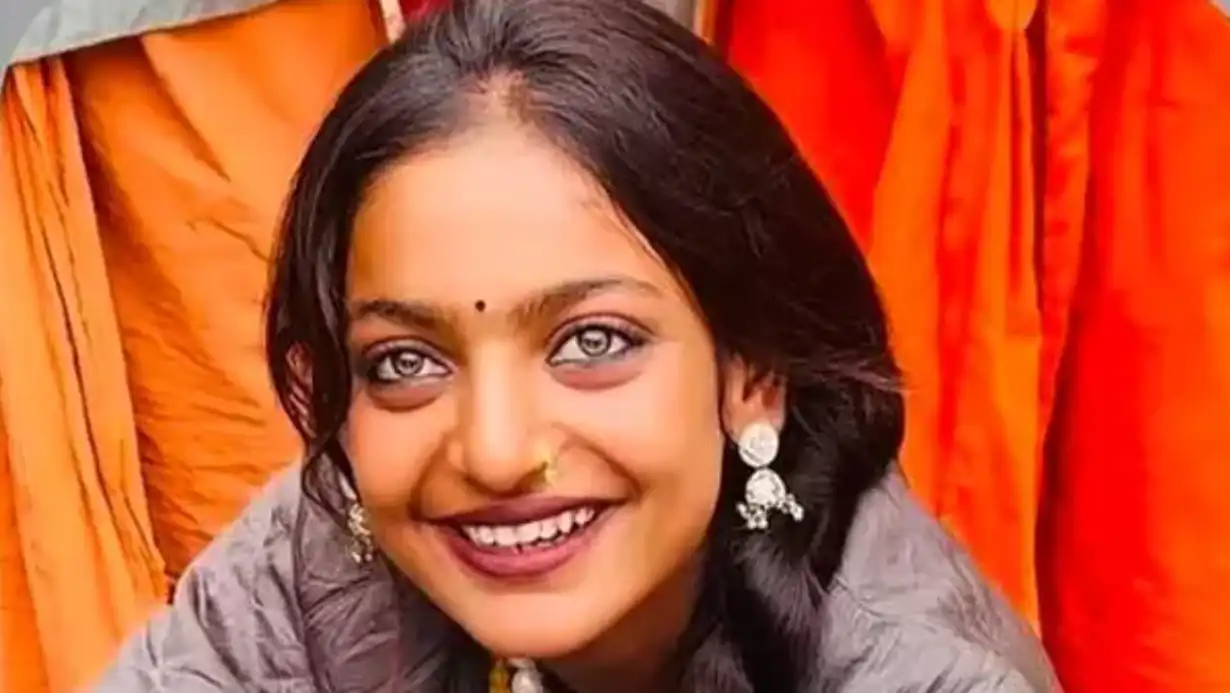 Viral Sensation Monalisa from Mahakumbh 2025 Bags Lead Role in Sanoj Mishra's Film 89 Viral Sensation Monalisa From Mahakumbh 2025 Bags Lead Role In Sanoj Mishra's Film
