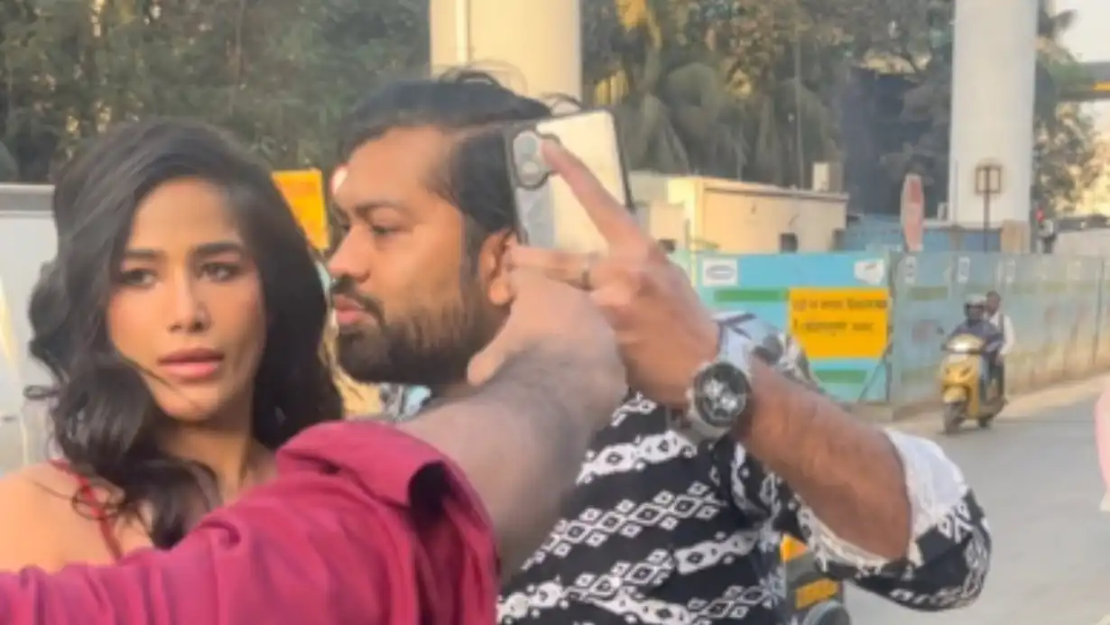 Man Attempts to Kiss Poonam Pandey Under Pretext of a Selfie – Publicity Stunt or Cheap Act? 89 Man Attempts To Kiss Poonam Pandey Under Pretext Of A Selfie