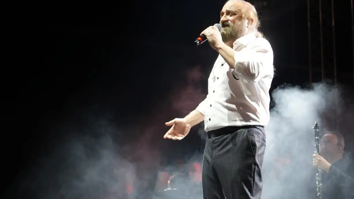 Famous Turkish Singer Volkan Konak Passes Away During Live Performance 87 Famous Turkish Singer Volkan Konak Passes Away During Live Performance