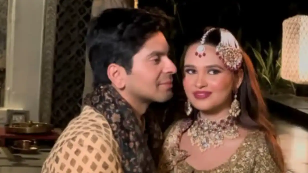 Kumar Vishwas' Daughter Agrata Sharma Shares a Romantic Moment with Husband 89 Kumar Vishwas' Daughter Agrata Sharma Shares A Romantic Moment With Husband