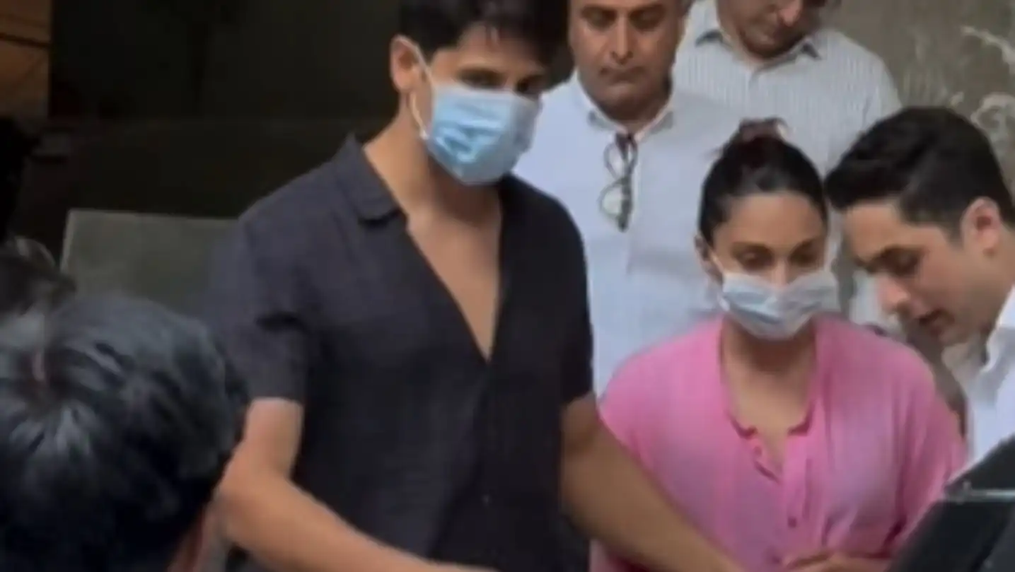 Furious Sidharth Malhotra Protects Pregnant Kiara Advani from Paparazzi, Video Goes Viral 89 Sidharth Malhotra Snaps At Paparazzi Protecting Pregnant Kiara Advani Video Viral