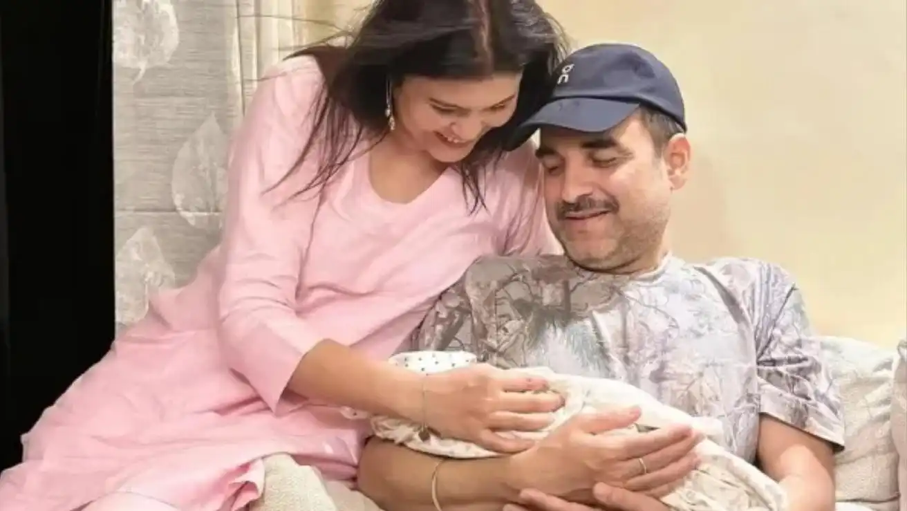 Pankaj Tripathi Shares Heartwarming Moment with Newborn Niece at 48 — Fans Say “Bade Papa Goals!” 87 Pankaj Tripathi Bade Papa Photo With Newborn Wife Mridula