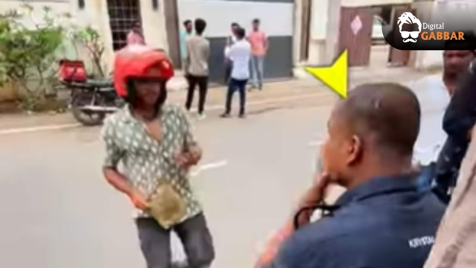 SRK’s Mannat Targeted: YouTuber Tries Entering Shah Rukh Khan’s Home as Fake Delivery Boy 74 Srk Mannat Youtuber Prank Viral Video